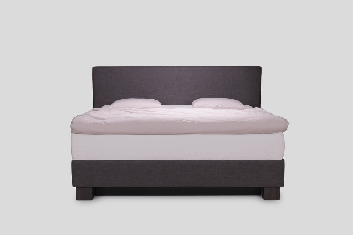 Boxbed waterbed, front view